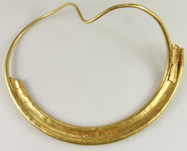El reverso o reverso del anillo de cuello de oro encontrado en Dinamarca que probablemente era un tesoro escondido. (Museos Sydvestjyske)