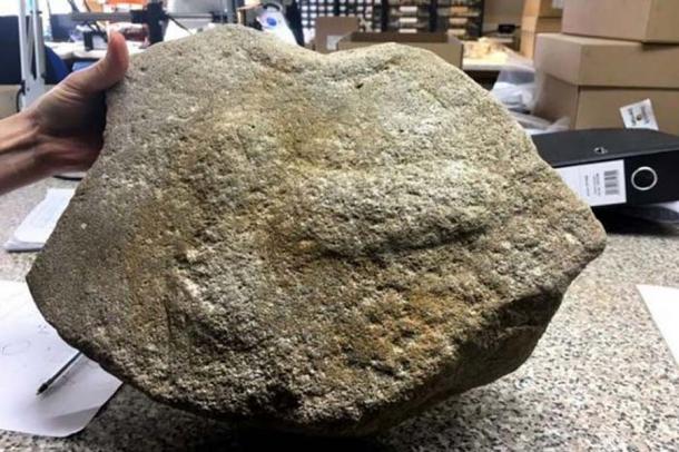 En 2021, los arqueólogos descubrieron una piedra de molino en Cambridgeshire con un falo romano tallado. (Carreteras de Inglaterra)