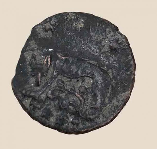 The back of a Roman coin from the IV century representing Romulus and Remus with the she-wolf. (Inrap)