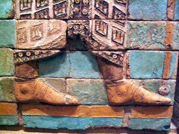 A ball can be seen hear on the end of a spear carried by an Achaemenid soldier, suggesting the ‘Apple Bearers’ may be the same as ‘The Immortals’ (livius.org)