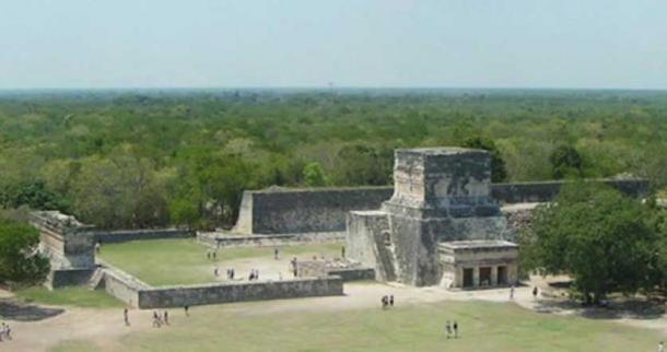 The ball game court of Chichen Itzá