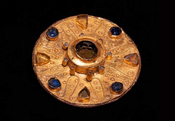 El hermoso broche de oro tiene alrededor de 1400 años. (Philippe Saurbeck / Archaeologische Bodenforschung Basel-Stadt)