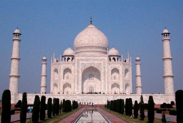 The beautiful monument, Taj Mahal dedicated to Emperor Shah Jahan’s wife. (TANAKA Juuyoh (田中十洋)/flickr)