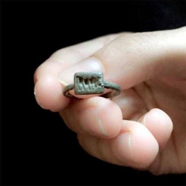 La imagen del bisonte en este anillo de plata prehistórico encontrado en Omán era típica de la cultura de Harappa, lo que indica antiguas redes de comercio mundial. (Ministerio de Patrimonio y Turismo, Sultanato de Omán)