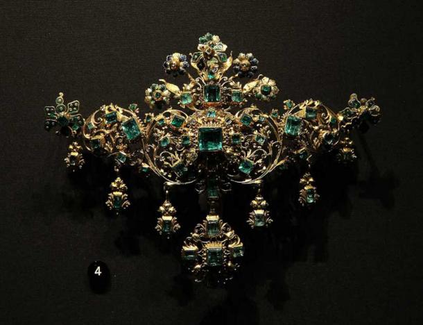 18th century bodice ornament made with gold and Colombian emeralds sourced from the Cathedral of the Virgin of the Pillar in Zaragoza. (Vassil / CC0)