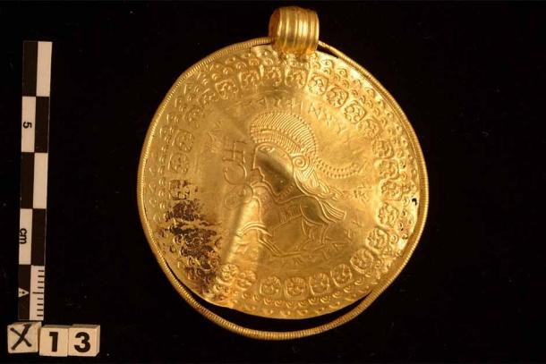 El bracteado o medalla con las runas 'Él es el hombre de Odín' (Museo Vejle)