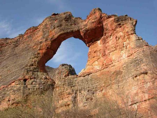 A land bridge of a different kind at the Vale da Pedra Furada site, which is part of the Serra da Capivara National Park in Brazil, where the stone tool was discovered. How and when did the first people migrate to the Americas is now questionable because of this remarkable stone artifact. (Cleude / Public domain)