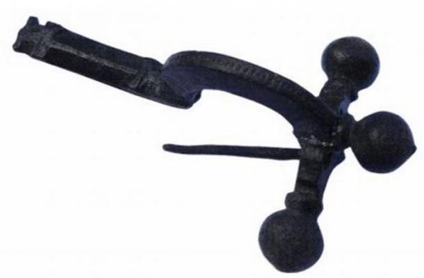 A bronze clasp from Thermopolis or Aquae Calidae