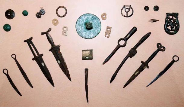 Se recuperó una variedad de herramientas y artefactos de bronce de la tumba de 2000 años de antigüedad, perteneciente a una cultura escita aún no identificada (Dimitry Vinogradov/Haaretz)