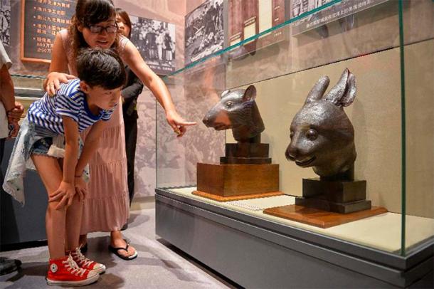 The bronze rabbit and rat zodiac heads on display at the National Museum of China in Beijing after being donated to China by Francois-Henri Pinault, the owner of Christie’s. (China Daily)