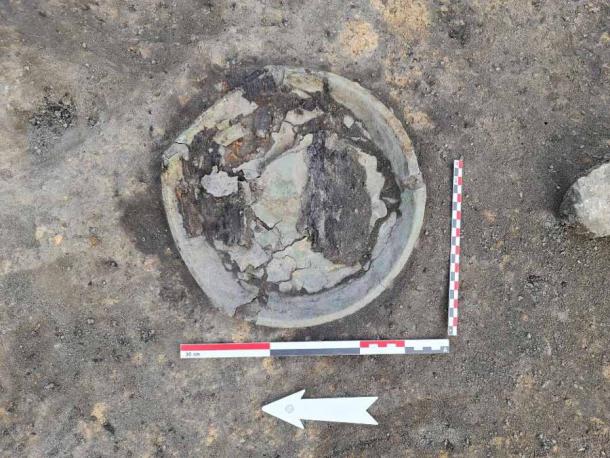 The bronze bowl was found at the foot of the dead man. (Jerzy Sikora)