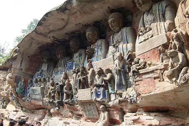 Baodingshan Buddha statues on the top and carvings below depicting portraits of everyday life. (Truthven/CC BY-SA 3.0)