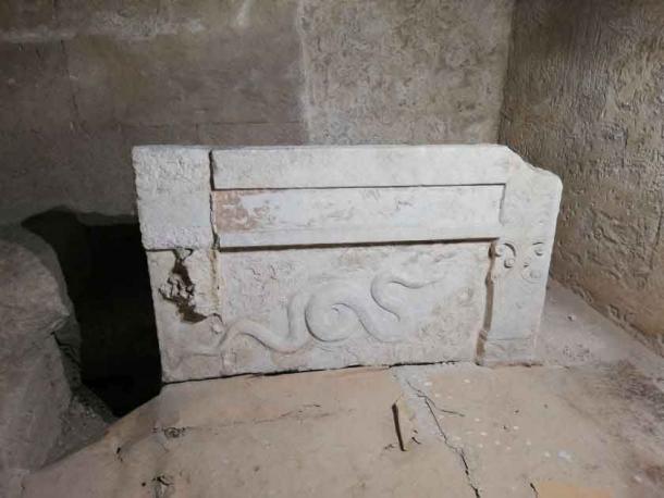 La parte clave de la evidencia de que se trataba de un entierro femenino de élite era el hecho de que la vasija de mármol del osario estaba orientada con la cabeza hacia el este. Así eran las mujeres reales griegas "enterrado." (Noticias de Pontos)