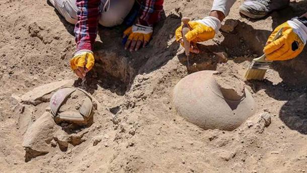 Una tumba funeraria de urna de Urartu desenterrada por el equipo de excavación que trabaja en la necrópolis de la cultura Urartu del castillo de Çavuştepe. (Agencia Anadolu)