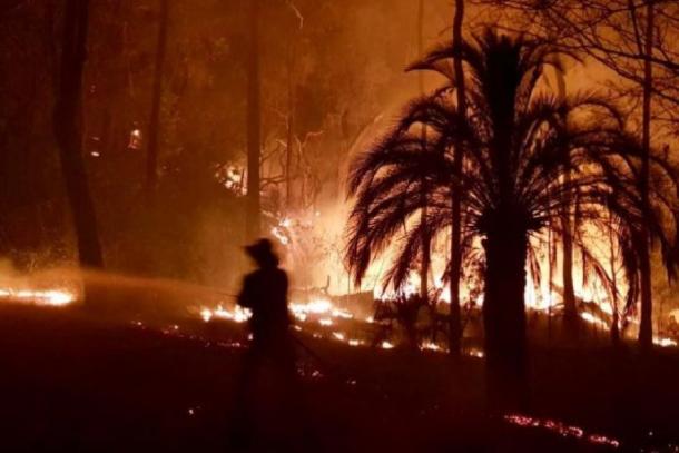 The bushfire that ravaged Carnarvon National Park and destroyed the Aboriginal rock art in 2018. (Queensland Ambulance)