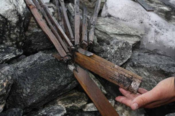 Un alijo de palos espeluznantes de 1000 años de antigüedad encontrados al borde de un parche de hielo en Lomseggen Ridge. (Espen Finstad, Consejo del condado de Oppland / Secretos de hielo)