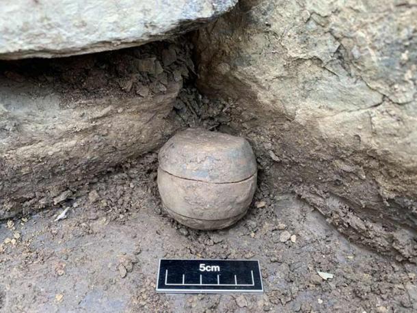 La segunda bola de piedra tallada encontrada en el sitio de entierro neolítico junto al mar en Tres Ness, Sanday, Orkney, Escocia. (Universidad de Lancashire Central)