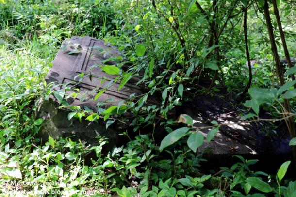 La enorme losa de basalto tallada que se encontró rota en tres pedazos en el sitio recién descubierto de Rancho "I".  Es mucho más grueso que las losas de la iglesia y está hecho de basalto en lugar de andesita, pero la talla es similar.  De estar completo, habría medido 1,8 por 1,6 metros, con un grosor de 0,5 metros y un peso de 4-5 toneladas.  Junto a él se puede ver la excavación realizada por los saqueadores para sacar la losa de su sitio original, junto con otras numerosas piezas de basalto forjado y en bruto.  (Autor proporcionado)