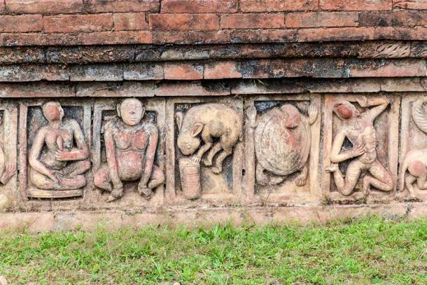 Las tallas de piedra a lo largo de las paredes de los interiores de Somapura Mahavihara son una mezcla de motivos budistas, hindúes y jainistas. (Matyas Rehak/Adobe Stock)