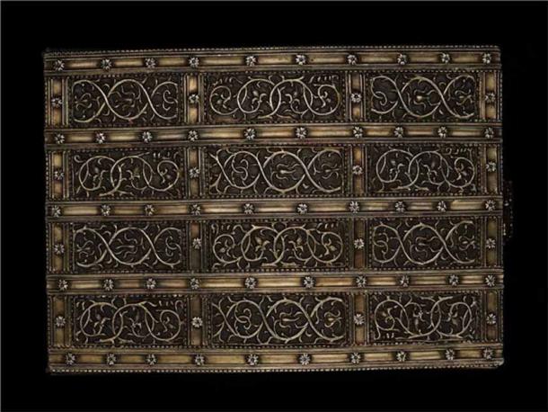 El ataúd es un buen ejemplo de la artesanía francesa en la época de María, reina de Escocia. Vista del strapwork y motivos florales en la parte superior. (Museos Nacionales de Escocia)