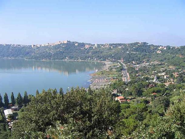 Castel Gandolfo on a long, sunlit ridge overlooking Lake Albano, the most likely site of ancient Alba Longa. (George McFinniganFrom Italian Wikipedia (uploaded by Gaucho)/CC BY-SA 3.0)