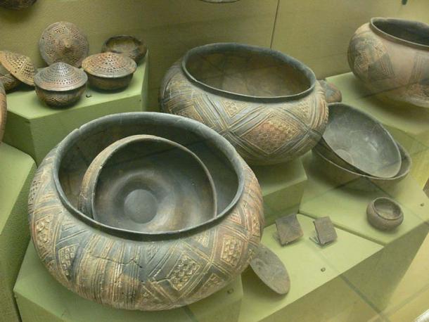 Celtic pottery vessels from the Hohmichele mound on display in Stuttgart. (Public Domain)