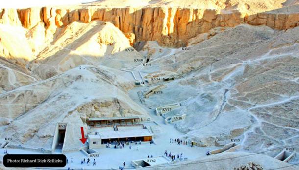 An overall view of the central Valley of the Kings, with locations of tombs marked. KV55 is indicated by a red arrow, at bottom left, across the path from Tutankhamun’s tomb (KV62).