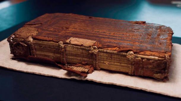 Recopilación de textos médicos del siglo XIV encuadernados en cuero repujado en frío del siglo XVI sobre tablas de madera. (©Universidad de Cambridge)