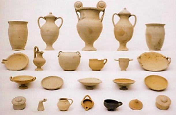 Generic and symbolic ceramic assemblages from early 3rd century BC.