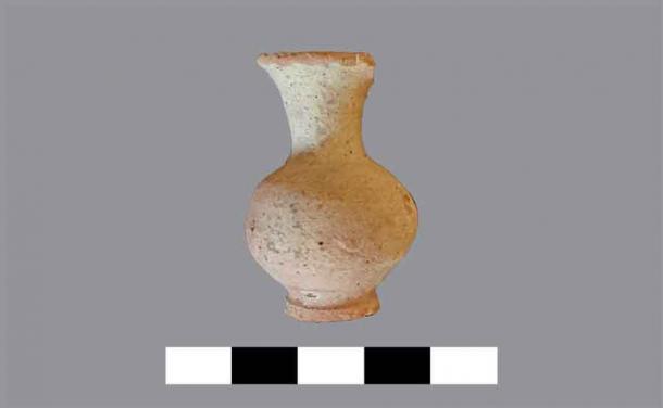 Jarrón o vasija de cerámica encontrado en el antiguo sitio del taller de cerámica en el norte de Egipto. (Ministerio de Turismo y Antigüedades)