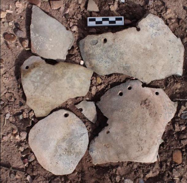 Estos fragmentos de vasijas de cerámica de 1500 años de antigüedad muestran orificios de reparación perforados con piedra. Se habría tejido cordaje a través de estos agujeros para permitir el uso continuo del recipiente después de romperse. (RJ Sinensky / Antiquity Publications Ltd)