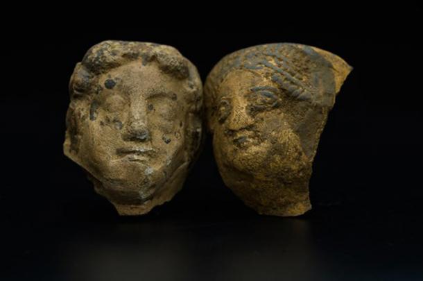 Estos rostros de cerámica encontrados en el sitio del pueblo romano de Blackgrounds son claramente romanos, ¿no es así? (HS2)
