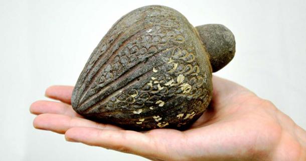 Una granada de cerámica de 700 años encontrada frente a la costa del norte de Israel. (Amir Gorzalczany/Autoridad de Antigüedades de Israel)