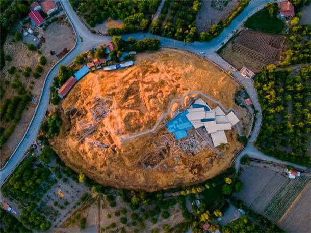 A chance discovery revealed that the world’s oldest swords were linked to another mislabeled sword in Italy. Father Serafino Jamourlian and Vittoria Dall'Armellina showing the sword. (Ca' Foscari University of Venice)