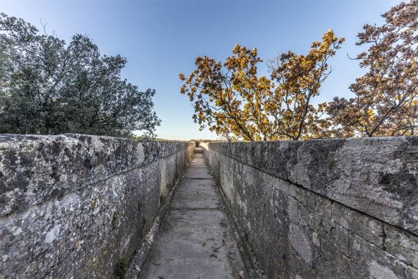 The water channel of the Pont Du Gard, ancient Roman aqueduct (travelview / Adobe Stock)