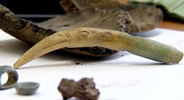 The cheek piece is decorated with carving - on one end, the head of a snow leopard or wolf, and on the other a griffin.