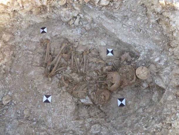 La tumba del niño donde se encontró la escultura neolítica. (Allen Arqueología)