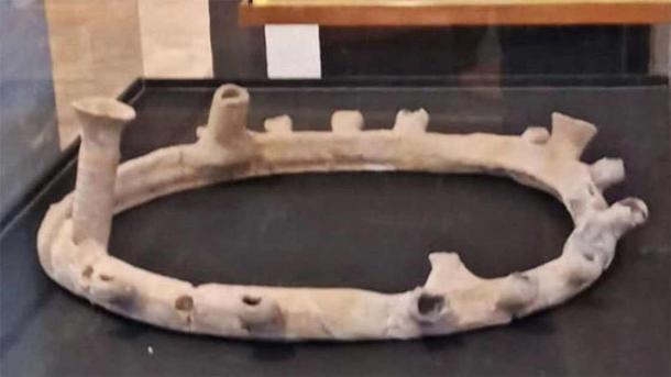 The circular Roman ceramic chandelier has a diameter of half a meter and supported 32 candles or fuses. (Museo Arqueológico Municipal de Elda)