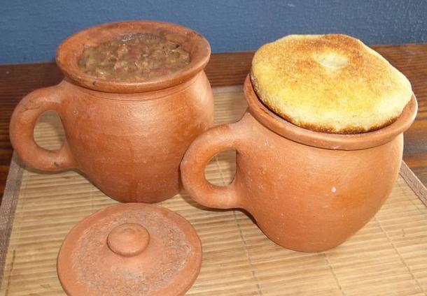 The clay pot and dish of Rhygenydd the Cleric could produce any food the heart desired