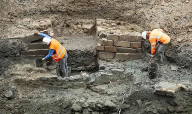Clearing and cleaning the bridge pier. (Emmanuelle Collado/ Inrap)