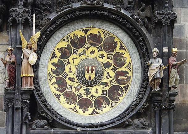 En bas - la partie calendrier de l'horloge avec un philosophe, un chroniqueur, un astronome et un ange. (CC BY SA 3.0)