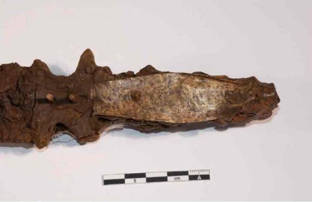 A close-up shot of the hilt Warrior Sword form Valencia. (SERVICI D’ARQUEOLOGIA DE L’AJUNTAMENT DE VALÈNCIA SIAM)