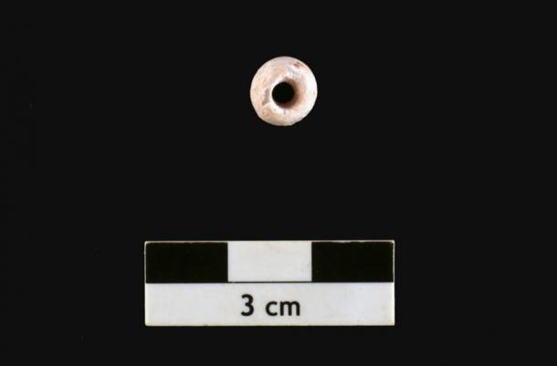 Un primer plano de la perla más antigua jamás encontrada en Qatar, del período Neolítico que data del 4600 a. AD, encontrado en una tumba en Wadi Debayan, uno de los sitios prehistóricos más antiguos del país. (Q Q)