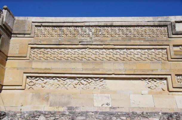 Un primer plano de algunos de los intrincados mosaicos de piedra que decoran las paredes exteriores del "Grupo de Columnas".  También se nota la extrema calidad de la mano de obra en piedra y el notable estado de conservación de estas estructuras prehispánicas en Mitla.  (Marco Vigato)