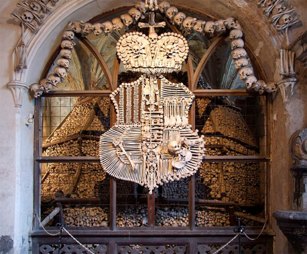 Un escudo de armas hecho de hueso en la Iglesia de Hueso del Osario de Sedlec. (Pudelek/CC)