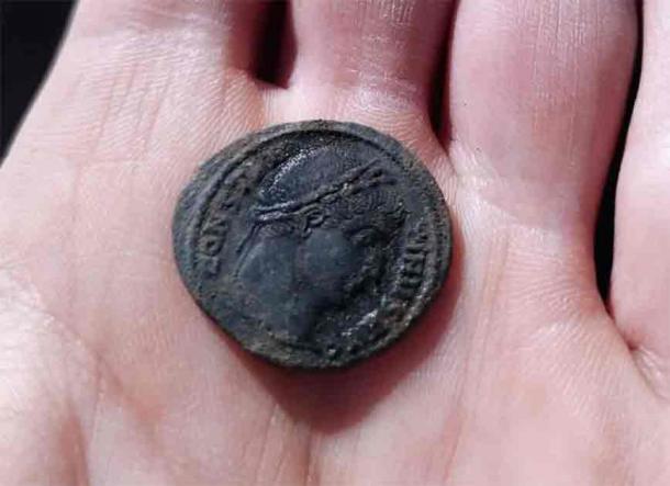 Roman artifacts, including coin minted during the reign of Emperor Constantine the Great. (ERA Arqueologia)