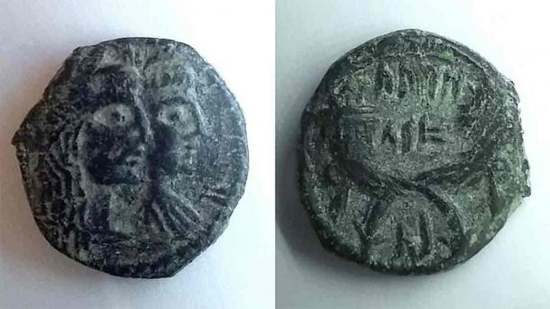 Coin from the Nabataean Kingdom, Left: Aretas IV and Shaqilath, 9 BC. – 40 AD. (Right) On the reverse, an example of Nabataean script: names of Aretas IV (1st line) and Shaqilath (2nd and 3rd line).  (Starnutoditopo/CC BY-SA 4.0)