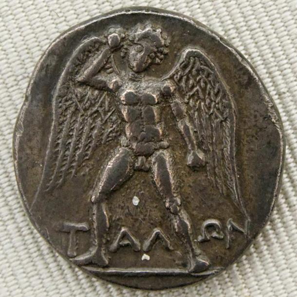 Representación del dios gigante Talos con brazos de piedra en el anverso de una didracma de plata de Phaistos, Creta, que data de alrededor del 300 al 270 a. (Dominio publico)