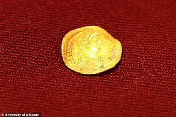 Una de las monedas, que representa al emperador romano Honorio (Copyright Universidad de Alicante)