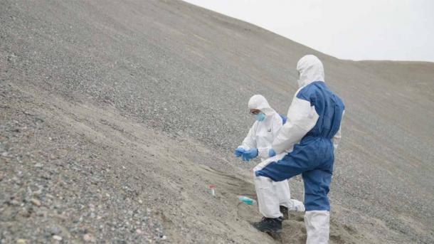 El profesor Eske Willerslev y un colega toman muestras de sedimentos para ADN ambiental en Groenlandia. (Cortesía de NOVA, HHMI Tangled Bank Studios y Handful of Films/Nature)